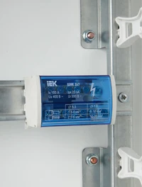 Bloc de distribuție SNK 2x7 șuruburi, montaj șină DIN, curent nominal 100A IEK 3